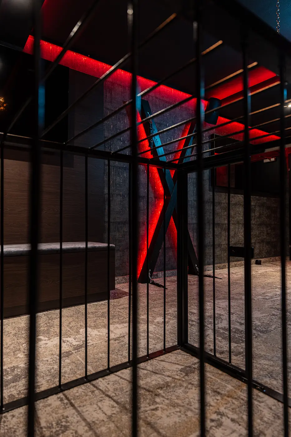 Domina Wien – Käfig im BDSM-Studio des Pangea