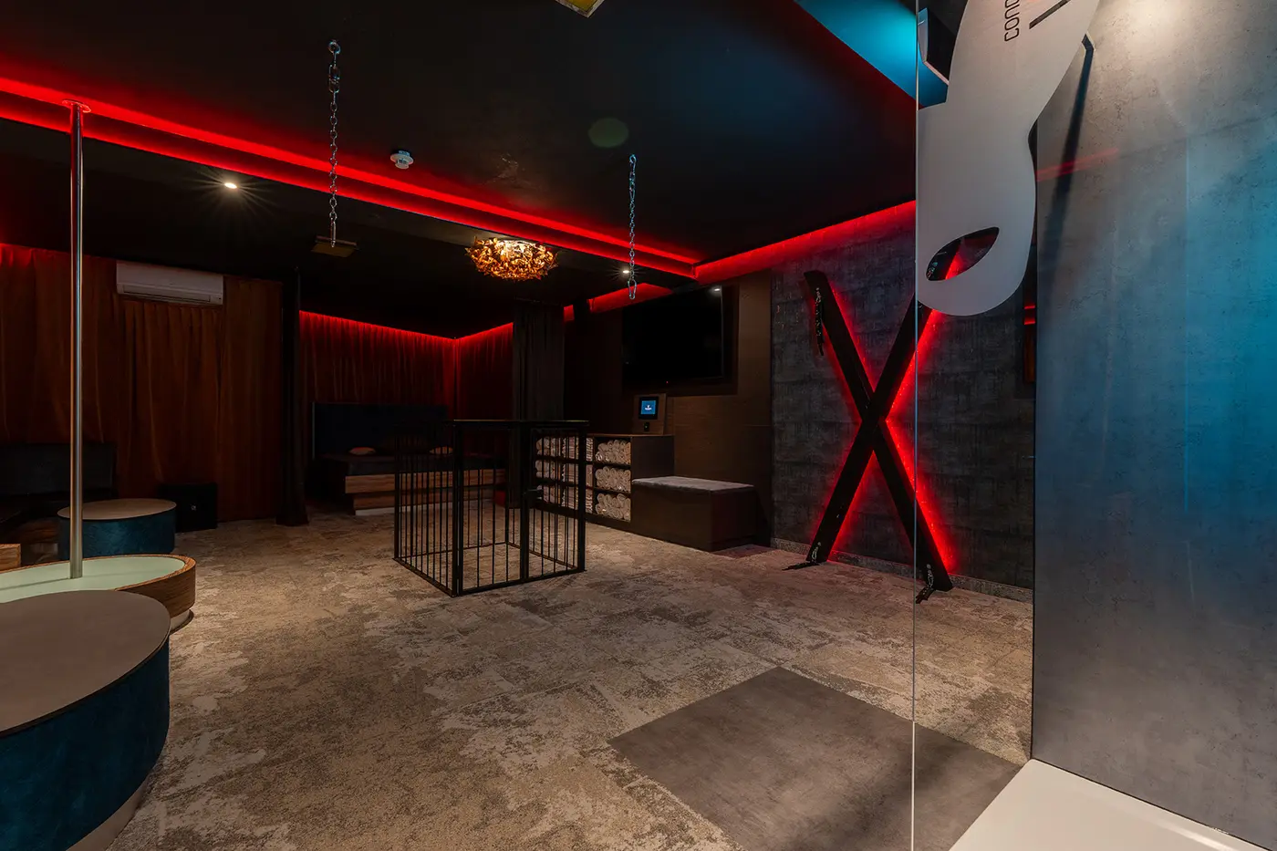 Domina Wien – Session-Raum mit Käfig und Poledance-Stange