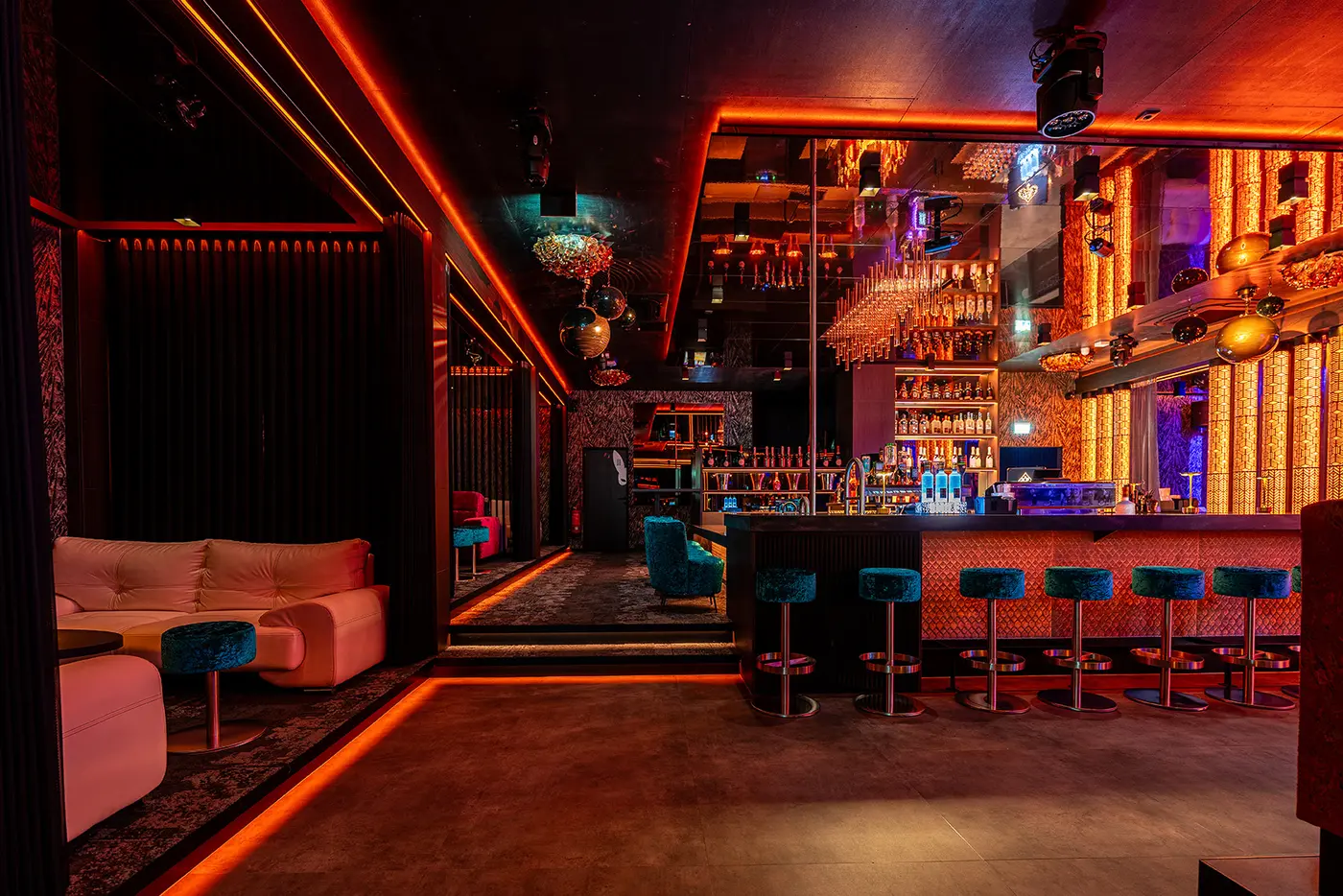 Afterparty Wien – Club-Bar mit Lounge-Bereich bei Nacht