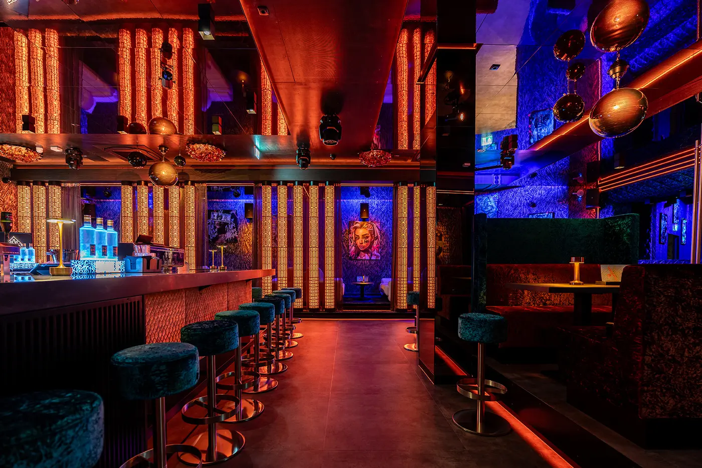 Nightclub Vienna – club bar with stylish lighting