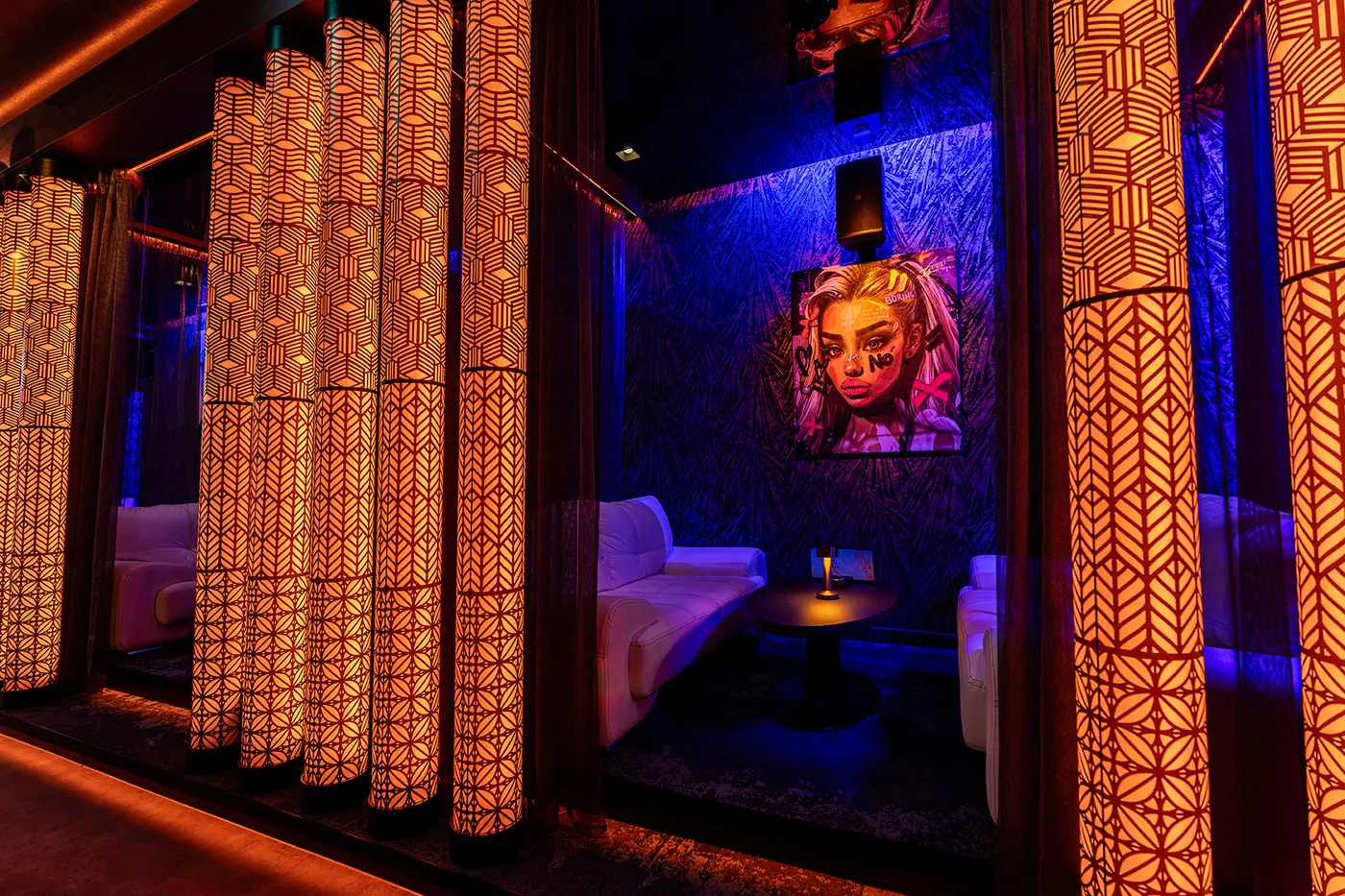 Nightclub Vienna – club lounge with illuminated columns