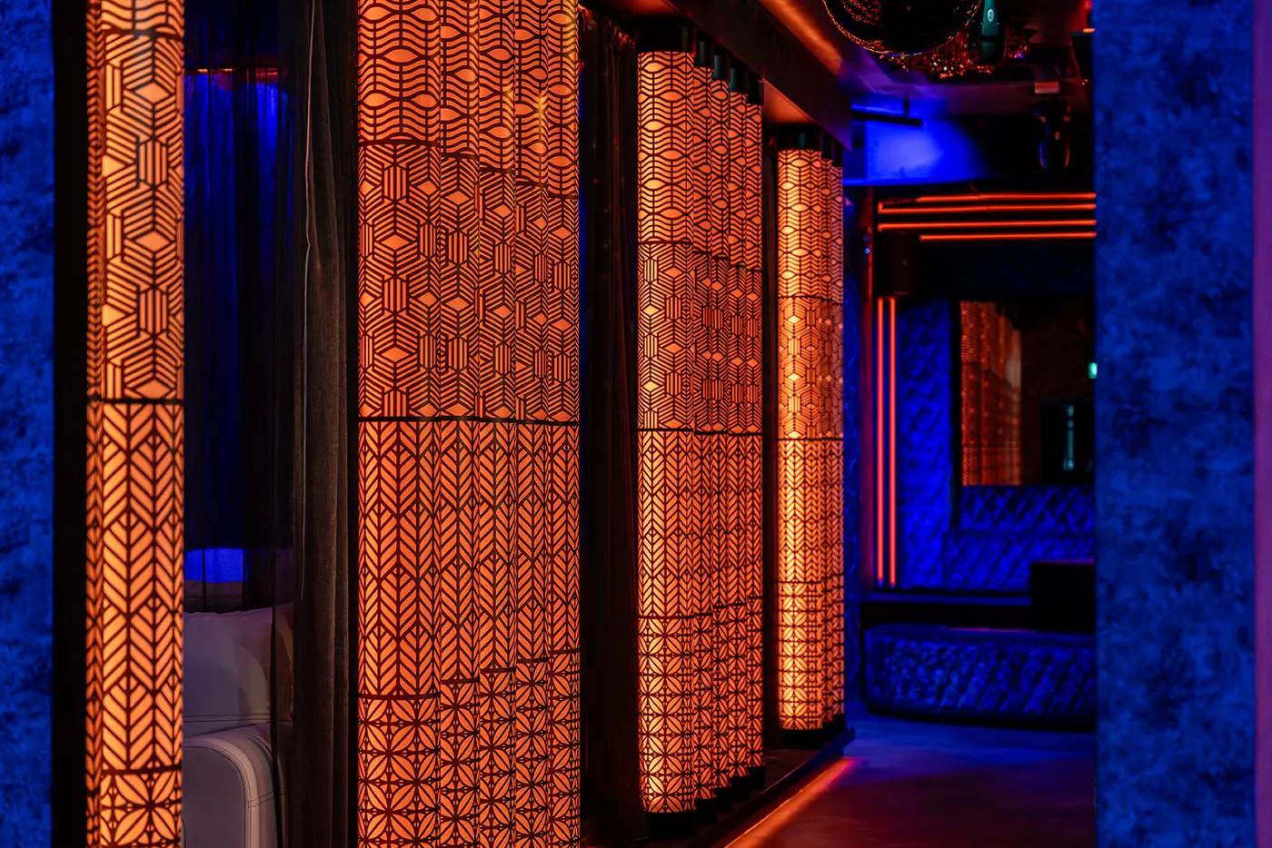 Afterparty Wien – beleuchteter Gang mit Lichtdesign