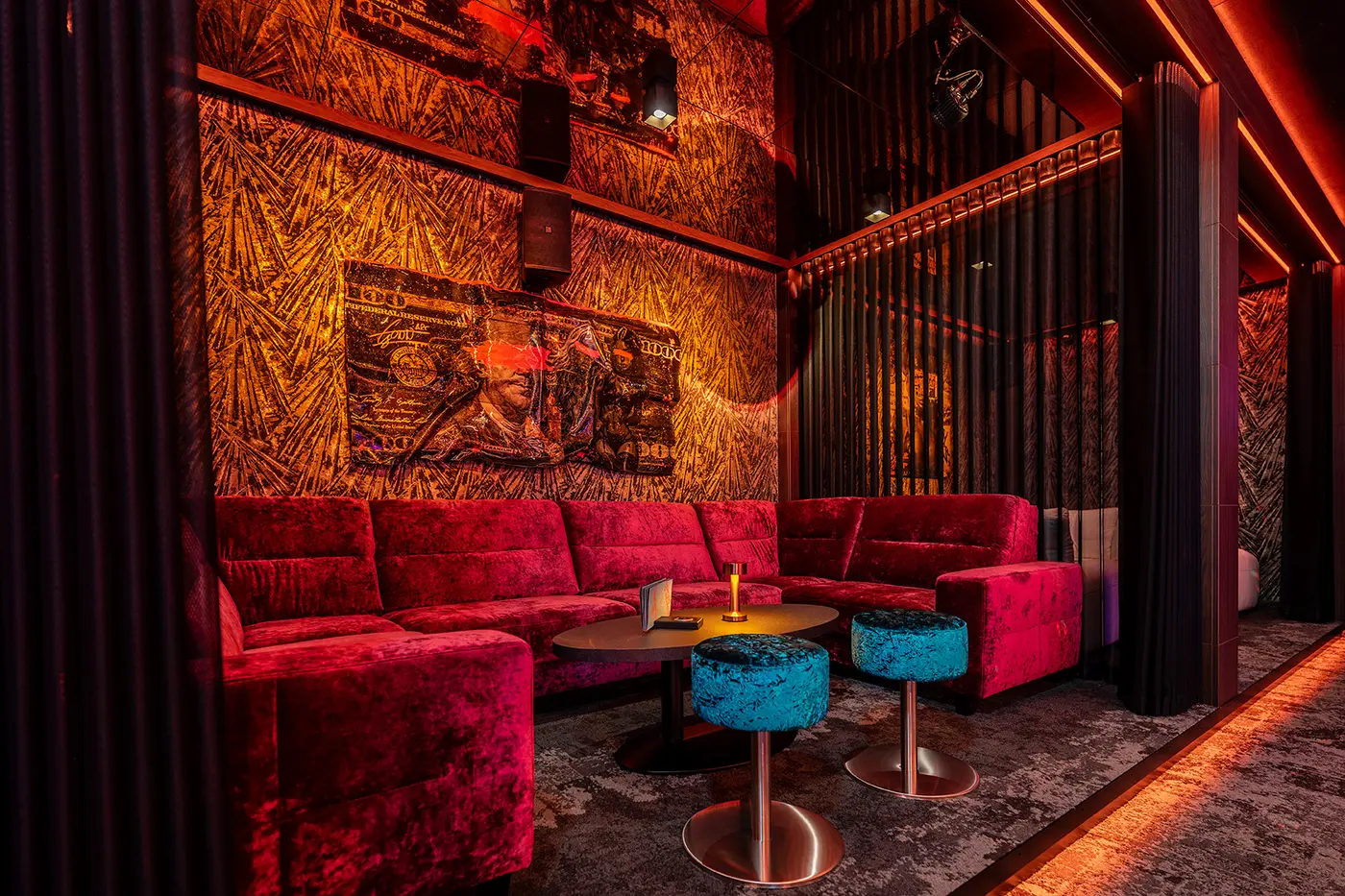 Escort Vienna – red velvet lounge with golden wall
