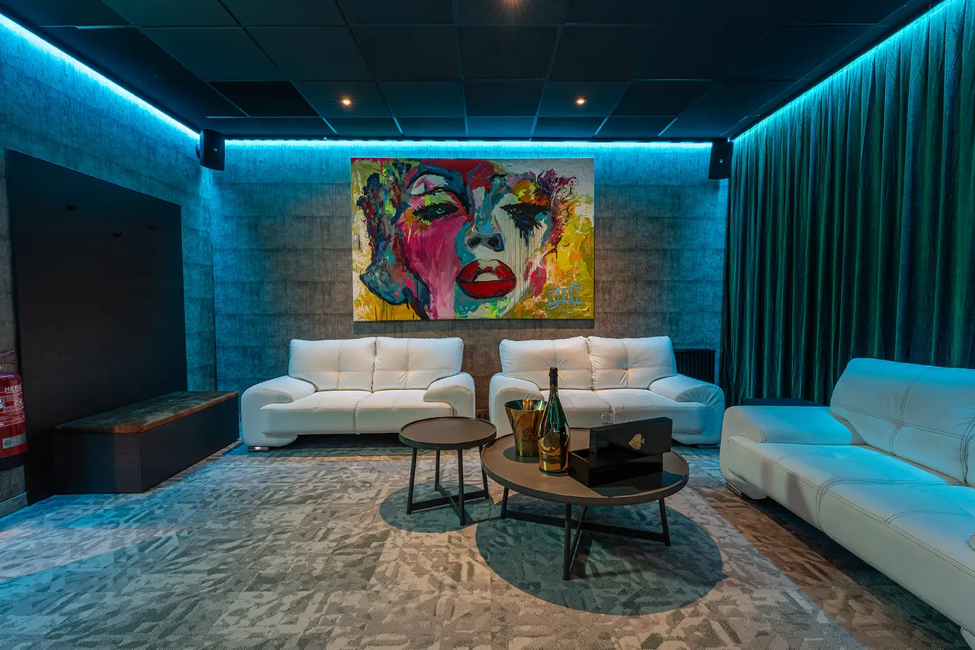 VIP Room Wien – Lounge-Bereich mit weißen Sofas