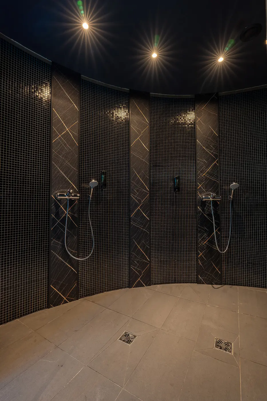 VIP Room Wien – Regendusche im Premium-Bereich