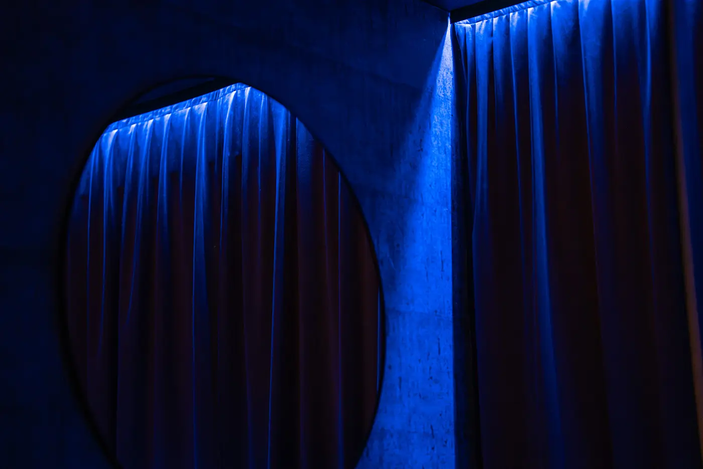 Pangea Wien – Interior-Detail mit Vorhang und Spiegel