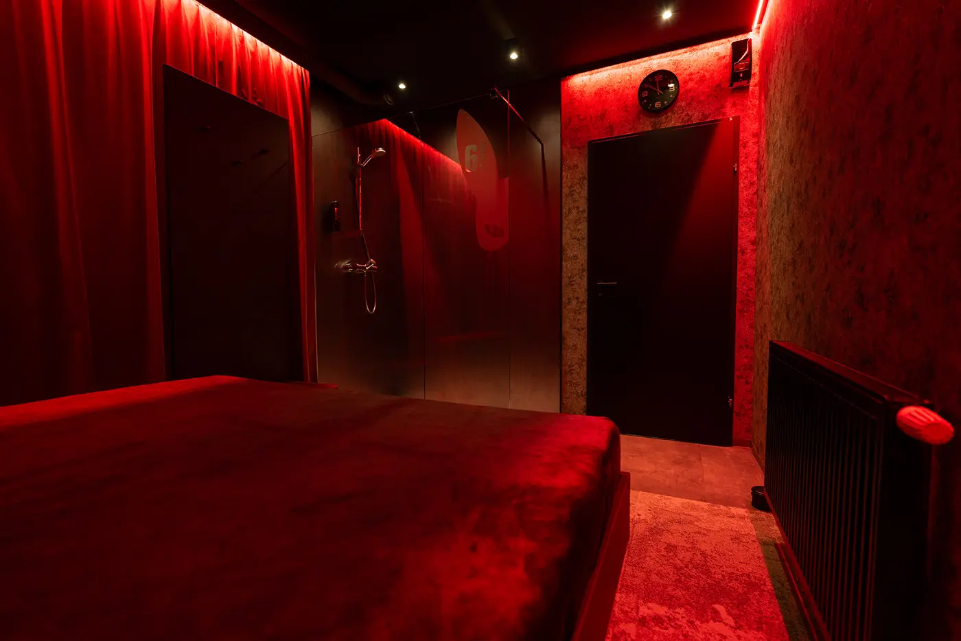 Room im Pangea Wien – Zimmer mit eigener Dusche